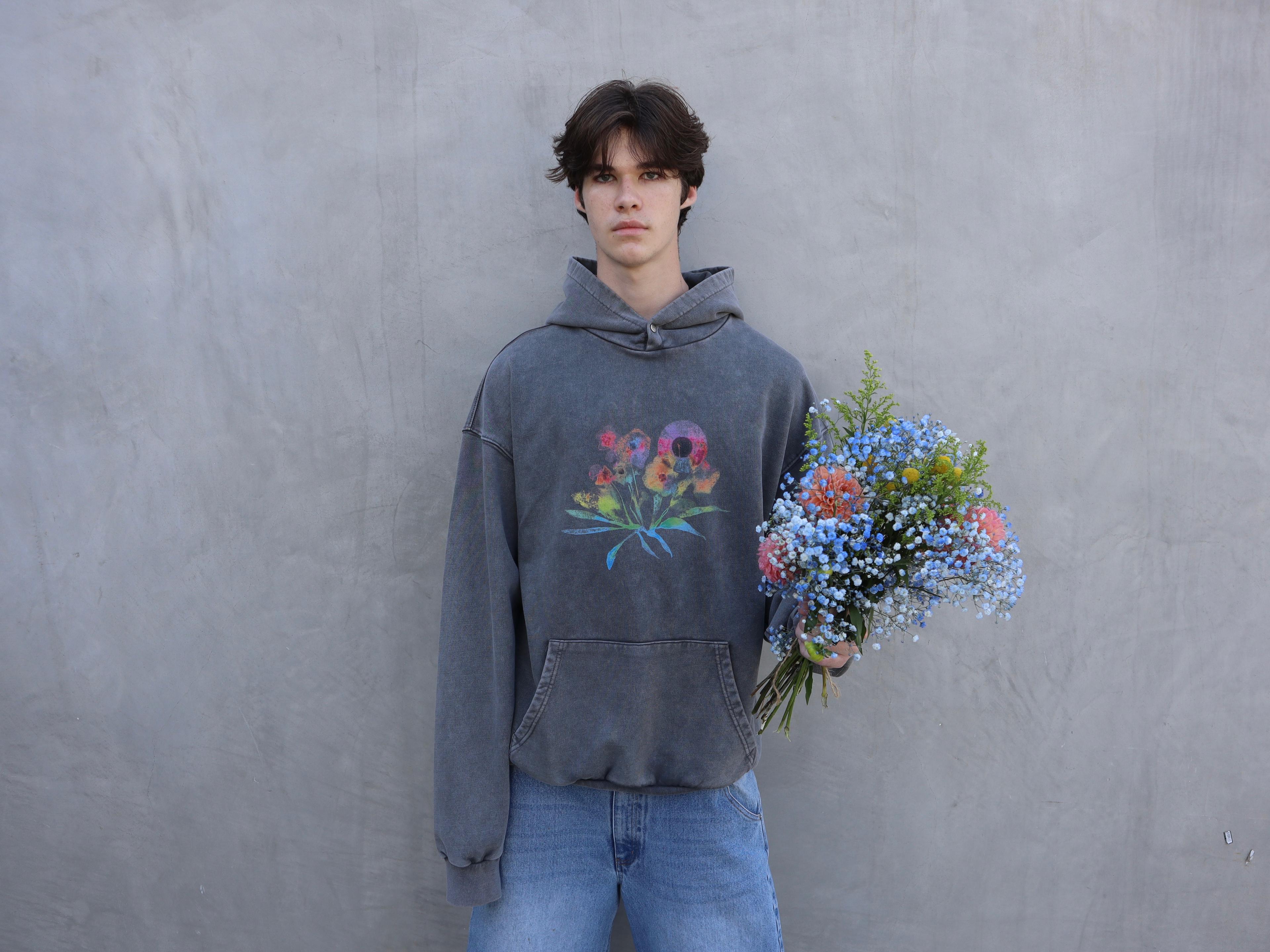 Iris d’Étoiles hoodie portrait with flowers